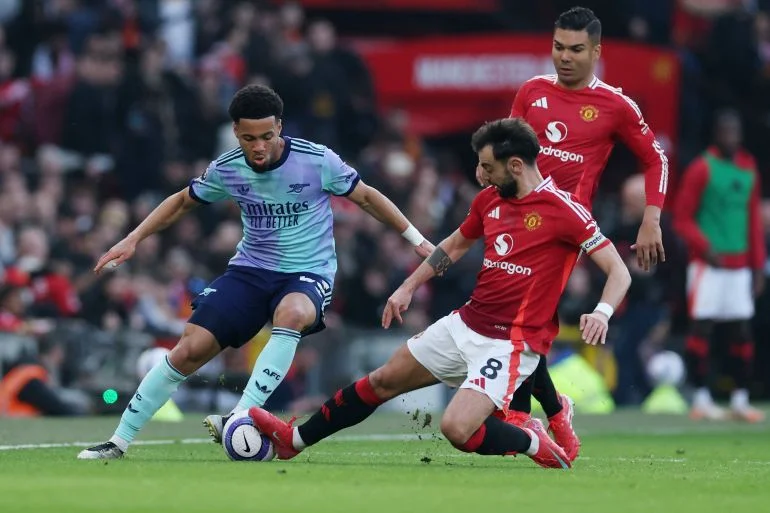 足球赛事精彩对抗画面